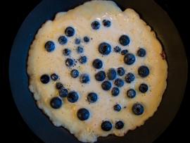 Blaubeer Pancake in der Pfanne